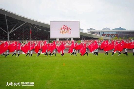 第90分钟，埃因霍温后场长传，蒂尔插上突入禁区，小角度打门偏出底线！